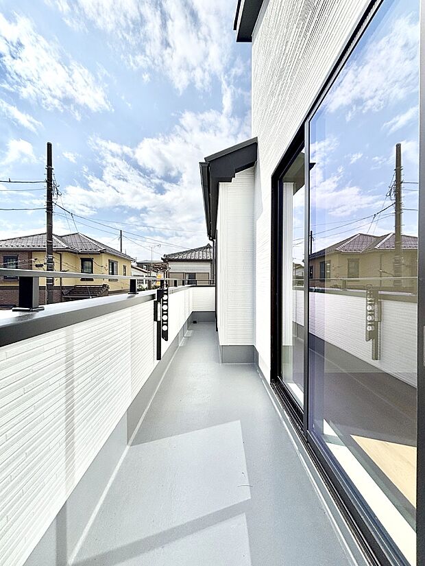 南向きのバルコニー!ご家族の洗濯物はもちろん、お布団もたっぷり干せます!