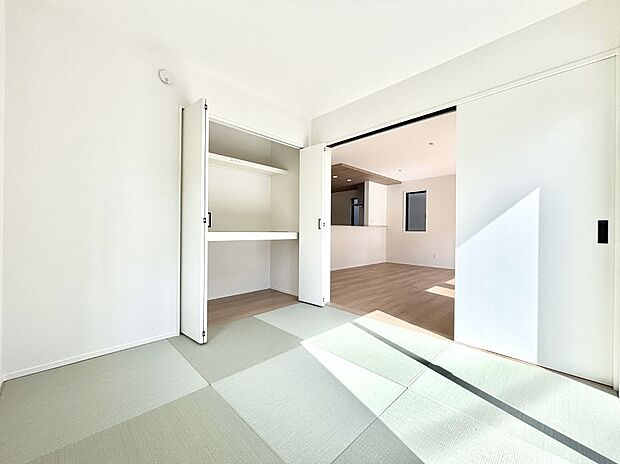 リビングと隣り合っている和室。ほっと一息できる和の空間も忘れずに。