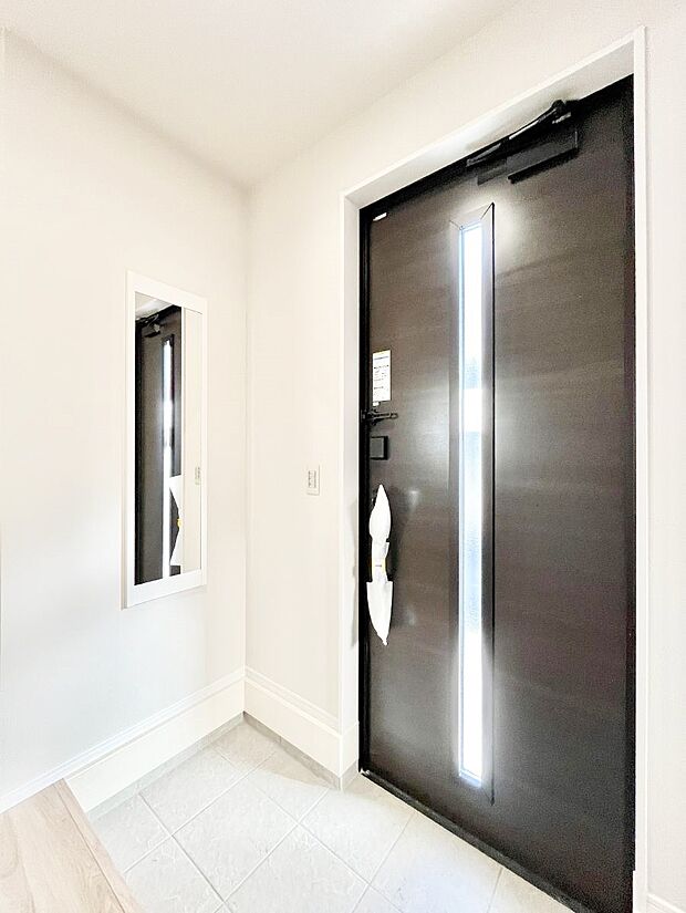 ガラススリットの入った玄関ドアが室内に光を届けてくれます