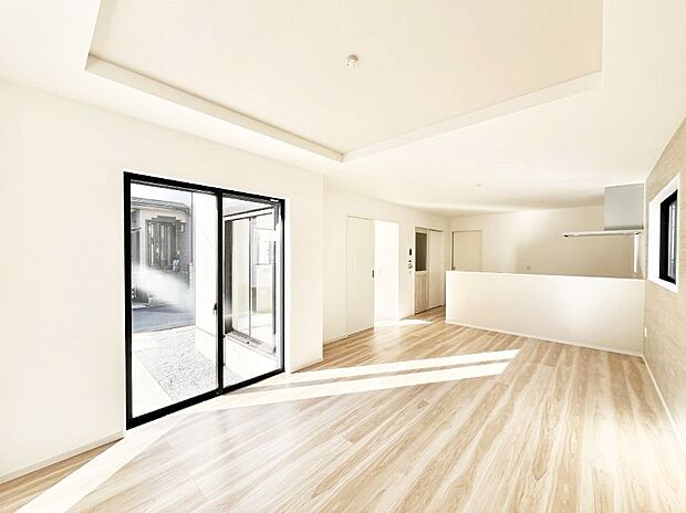 大きな窓からたっぷりの陽光と風を感じられるリビング