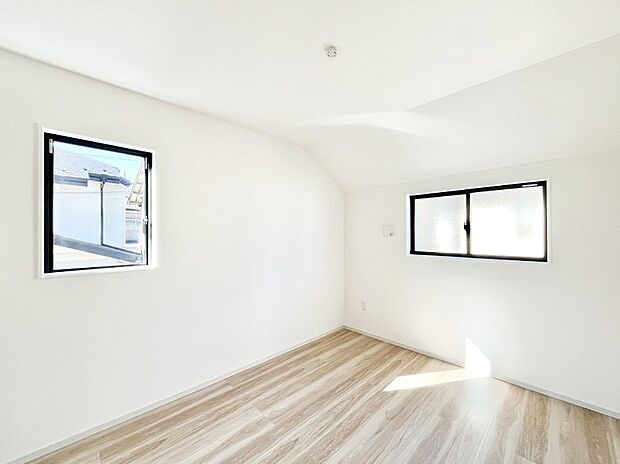 窓からのやさしい光が心地よいプライベートルーム