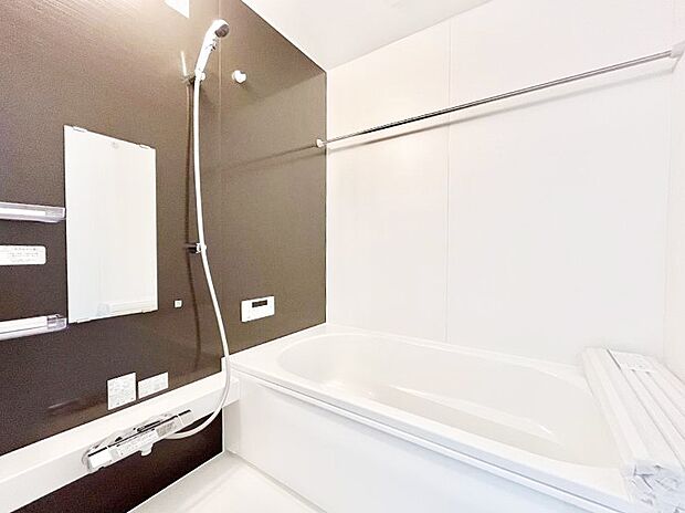 一日の疲れを癒してくれる明るい清潔感のあるバスルーム