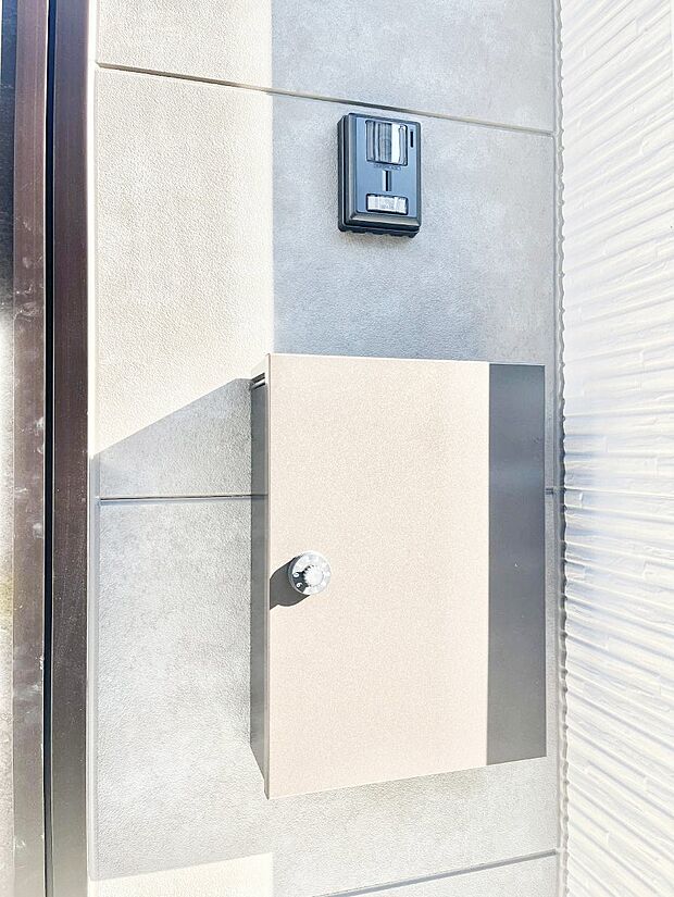 シンプルなデザインのポスト