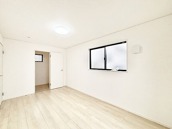 ウォークインクローゼットがあるお部屋！季節ごとの入れ替えも不要で便利です。