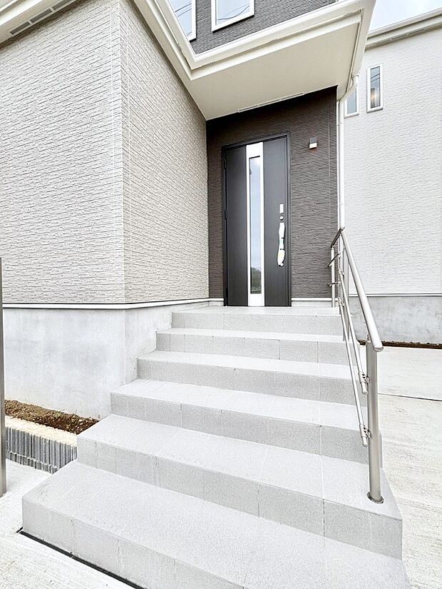 玄関アプローチにはプランターを並べて季節の花でお客様をおもてなしできます。