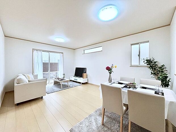 ナチュラルテイストの優しく柔らかい色使いのフローリングが素敵なリビングですね。