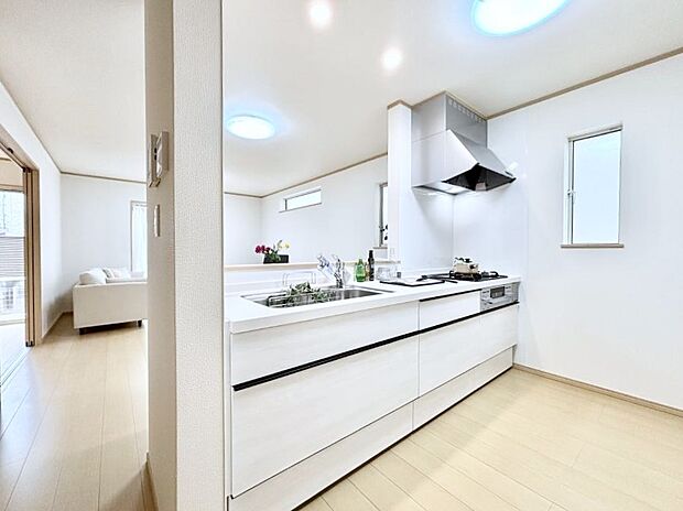 カウンター越しに楽しいおしゃべり。いつものお料理がもっと美味しくなりそうですね。