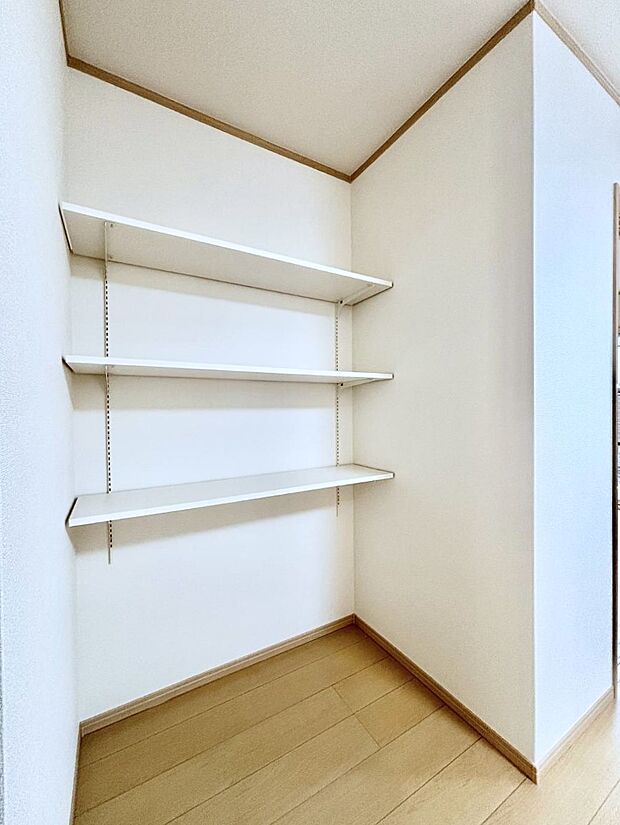 リビング収納。ここに収納があると物が集まるLDKがスッキリ片付きそうですね。