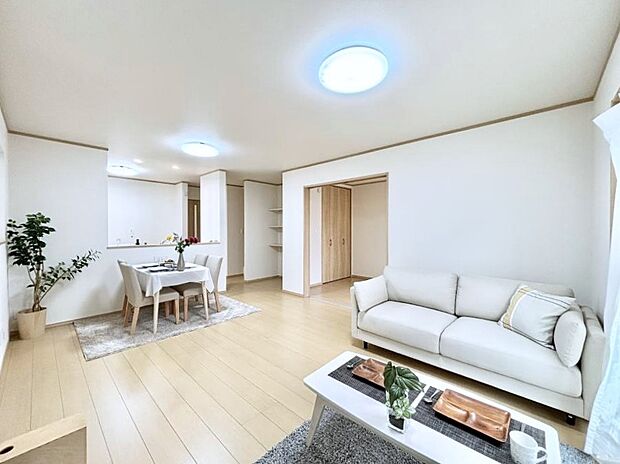 内装「ただいま」「おかえり」家族とのコミュニケーションが深まるリビングイン階段があります。