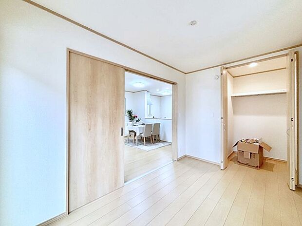 リビングの隣にある洋室。扉を開放して広く利用することも可能です。