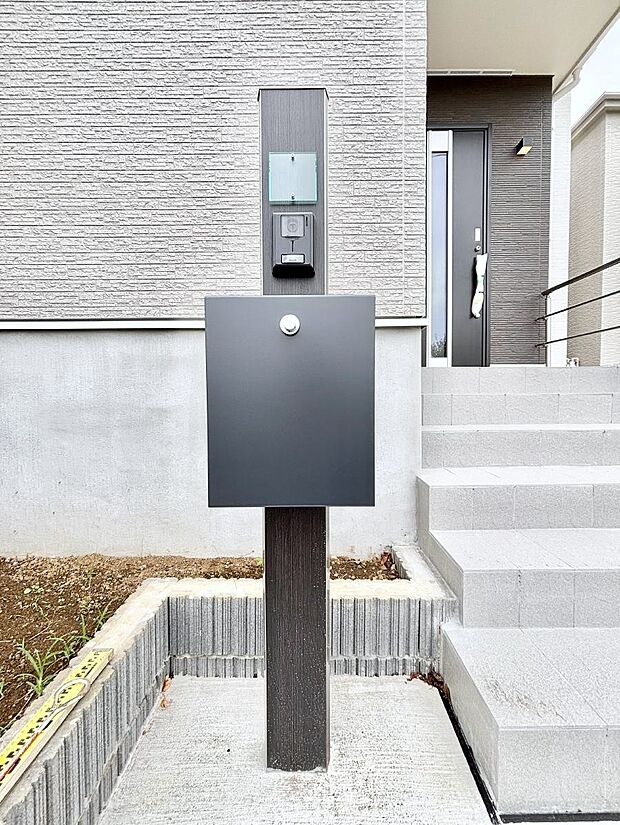 表札・インターホン・ポストをひとつに集約。エントランスになじむシンプルデザイン。