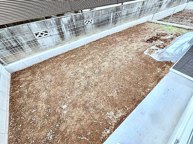 プランターを並べて季節のお花を楽しめるお庭付き。