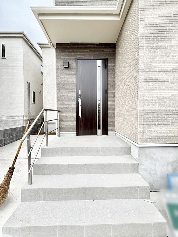 大切な家族、来客を出迎える玄関。