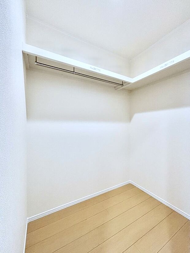 空間を有効活用できるウォークインクローゼット付き!収納のお悩みも減りますね