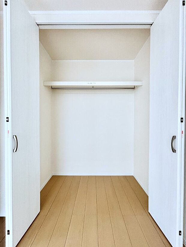 洋室クローゼット。奥行きがあるので厚手の衣類もすっきり収まります。