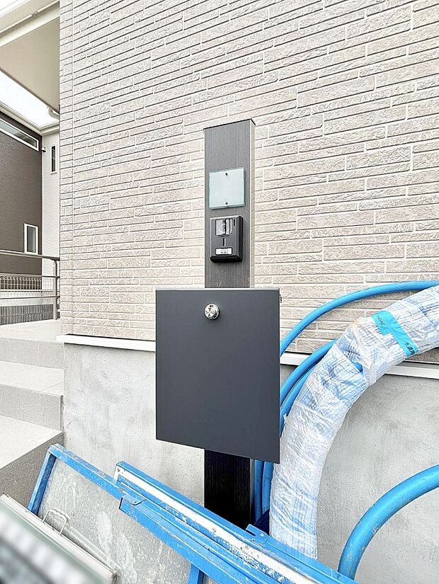 表札・インターホン・ポストをひとつに集約。エントランスになじむシンプルデザイン。