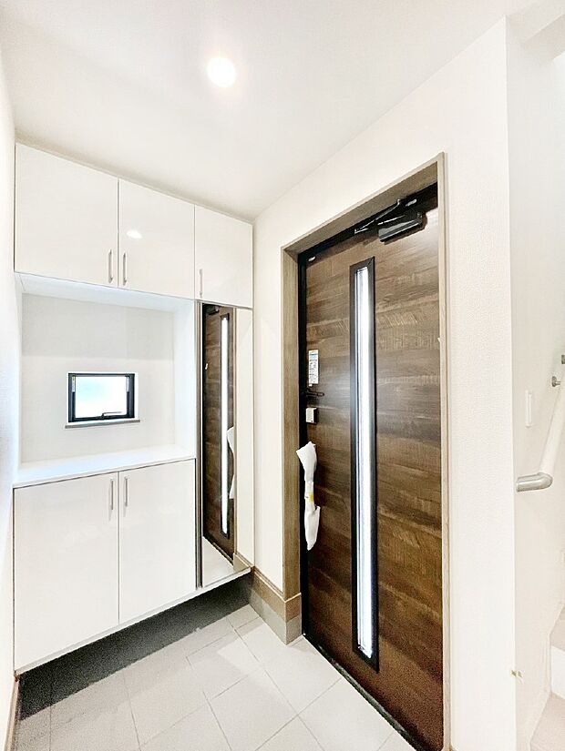 玄関ドアにスリッドラインが入っているので光の演出をしてくれます