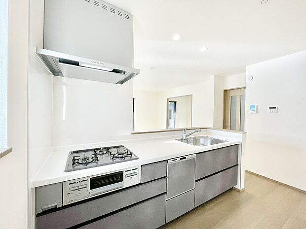 カウンター越しに楽しいおしゃべり。いつものお料理がもっと美味しくなりそうですね。