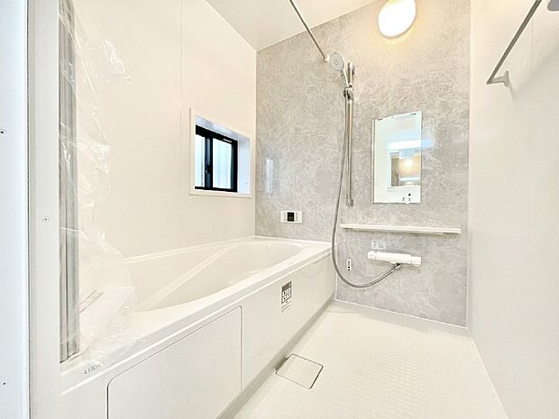 一日の疲れを癒してくれる明るい清潔感のあるバスルーム