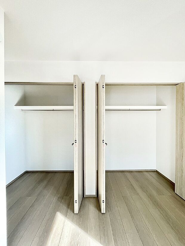 毎日着る衣類や荷物などの収納に便利なクローゼット付きです。