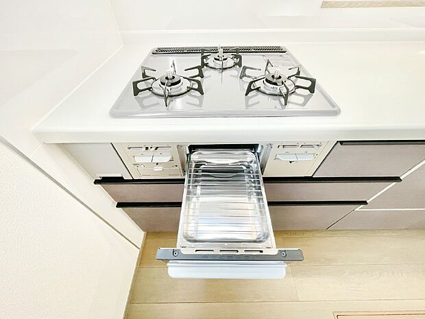 ガスコンロはＳｉセンサー搭載。火力調節や焦げ付き・消し忘れも防いでくれます。