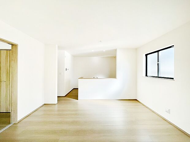 家族の笑顔が自然と生まれてくる、そんな雰囲気のダイニングに仕上がっています。