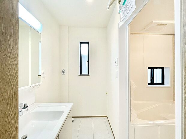 清潔感ある洗面化粧室で朝の身支度も快適