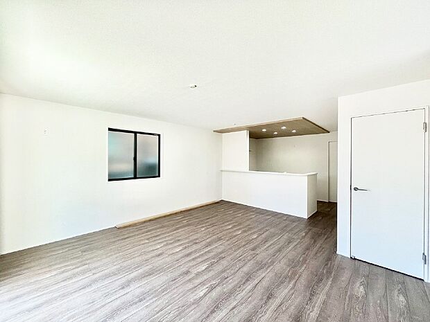 家族団らんの時間も増えそうなくつろぎのリビングダイニング。