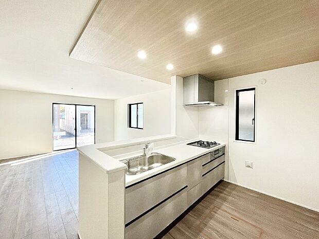 リビングで遊ぶお子様を見守りながらお料理ができる対面キッチン。