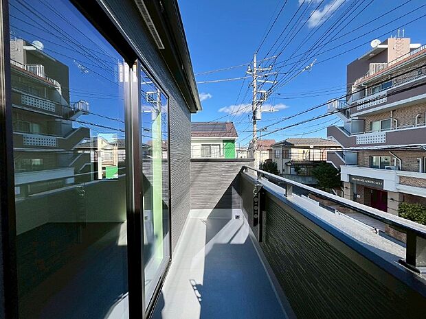 暖かな陽光が降り注ぐバルコニーはお洗濯におすすめ。爽やかな風も心地よいです。