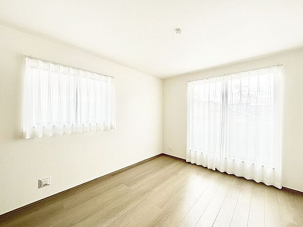 バルコニーが開放感をプラスしてくれる洋室