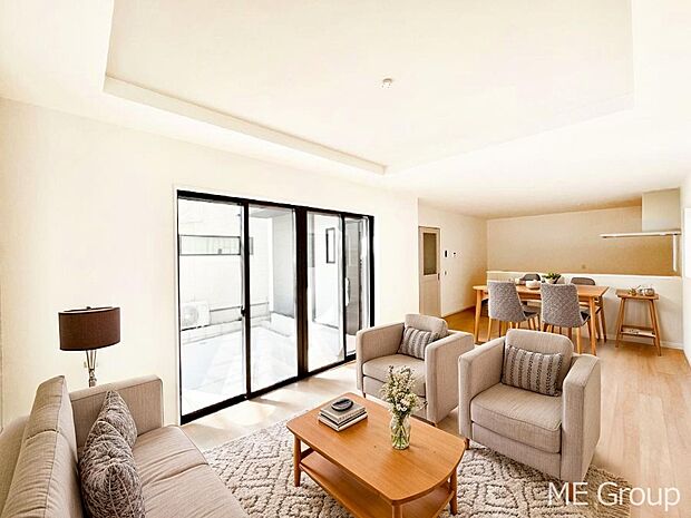 家族の和やかな会話が聞こえてきそう。開放感のあるリビングです ※家具はCGです