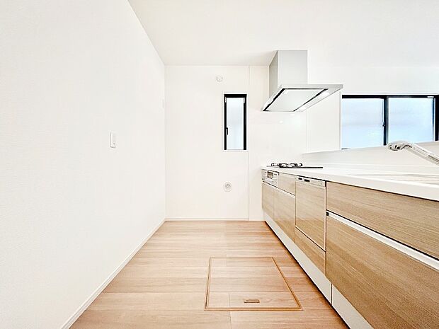 爽やかな風が通り抜けるキッチン。窓があるので明るく換気にも役立ちます。