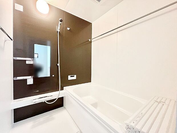 一日の疲れを癒してくれる明るい清潔感のあるバスルーム