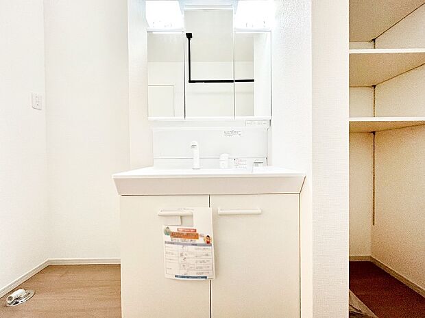 スタイリングに便利な三面鏡、ミラーキャビネットで細かい物スッキリ