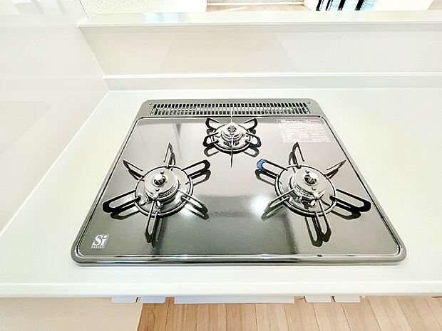 ガスコンロはSiセンサー搭載。火力調節や焦げ付き・消し忘れも防いでくれます。