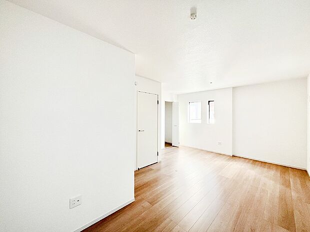 ライフスタイルに合わせて2部屋として利用できる広々とした洋室