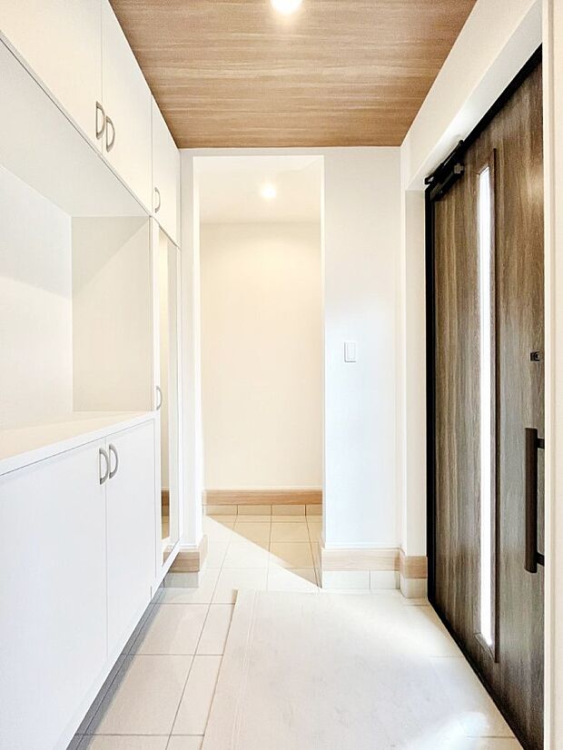 飾り棚を利用して、お越しいただくお客様をおもてなしできます。　