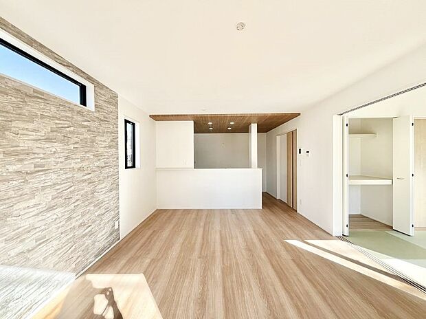 明るい陽光が注ぎ、寛ぎの雰囲気に満たされるリビング・ダイニング。　 