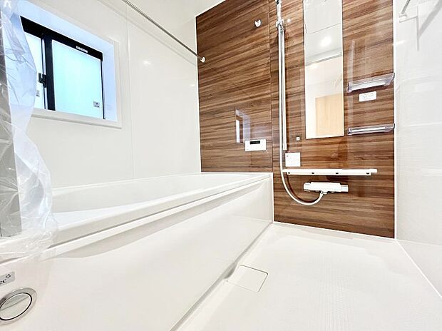 一日の疲れを癒してくれる明るい清潔感のあるバスルーム　