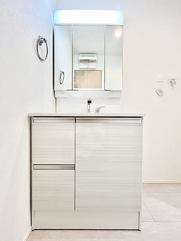 収納力と機能性に優れた洗面化粧台　