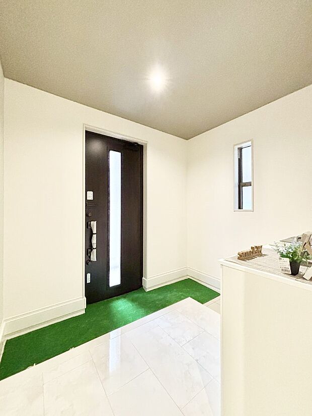 ガラススリットの入った玄関ドアが室内に光を届けてくれます