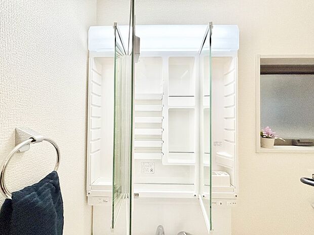 三面鏡の裏に、化粧品や衛生用品などを収納可能。洗面台をすっきりと保ちます！