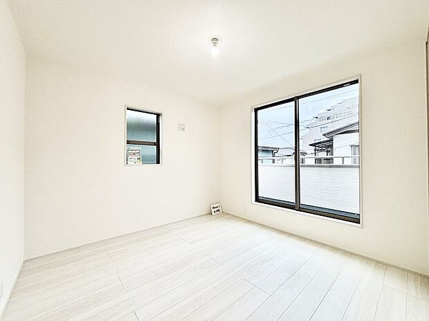 バルコニーが開放感をプラスしてくれる洋室