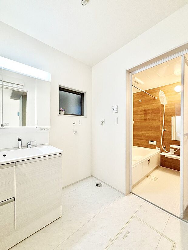 清潔感ある洗面化粧室で朝の身支度も快適