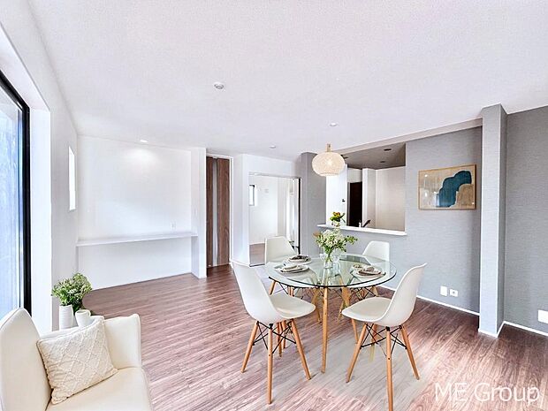 ご家族の賑やかな話し声で包まれる明るいリビング  ※家具はCGです