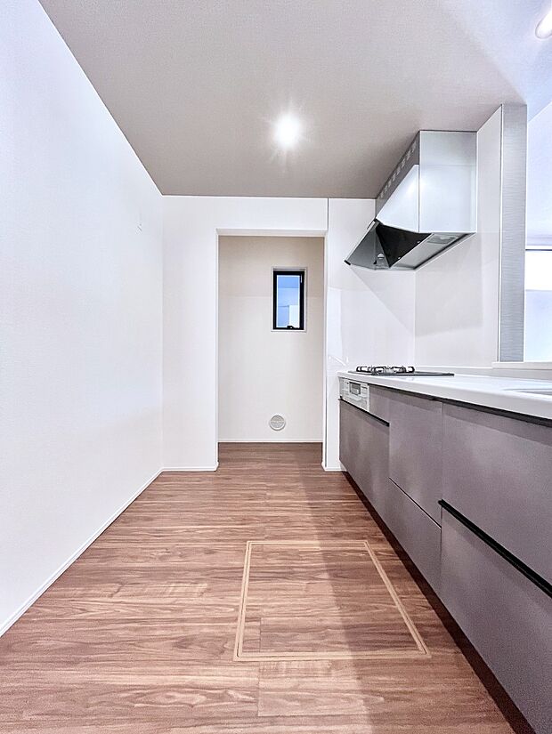 爽やかな風が通り抜けるキッチン。窓があるので明るく換気にも役立ちます。