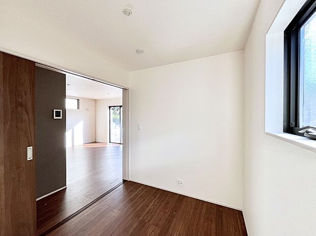 リビング横の洋室は引き戸を開ければリビングと一体に。閉じれば独立した洋室に。