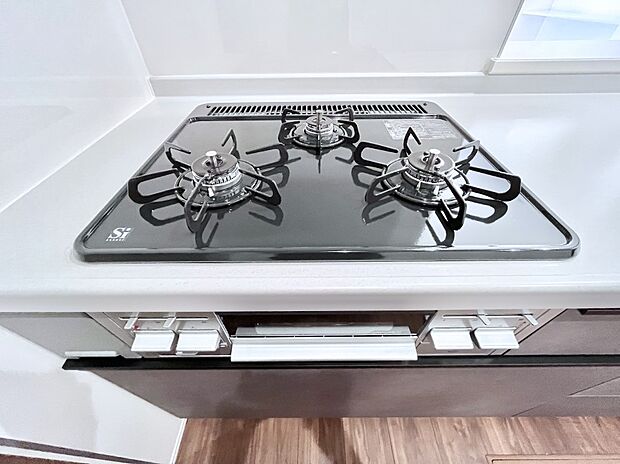 ガスコンロはSiセンサー搭載。火力調節や焦げ付き・消し忘れも防いでくれます。