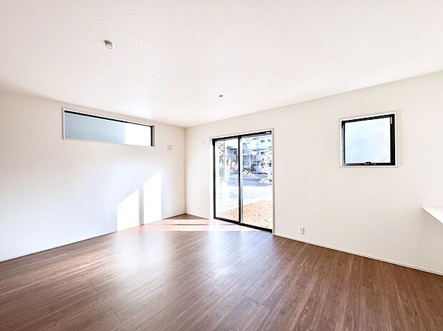 日当たりの良いリビング。お気に入りのグリーンを飾れば更に心地よさがアップ！